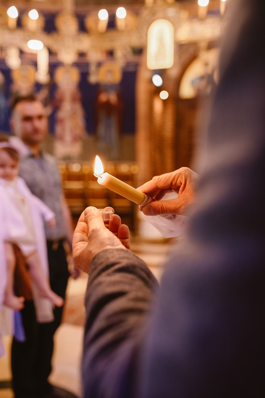 Kum sa svećom na krštenju